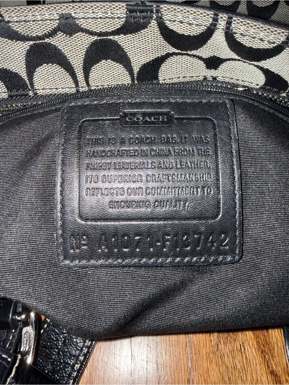 Coach Black and Cream Signature Shoulder Bag - Picture 4 of 10